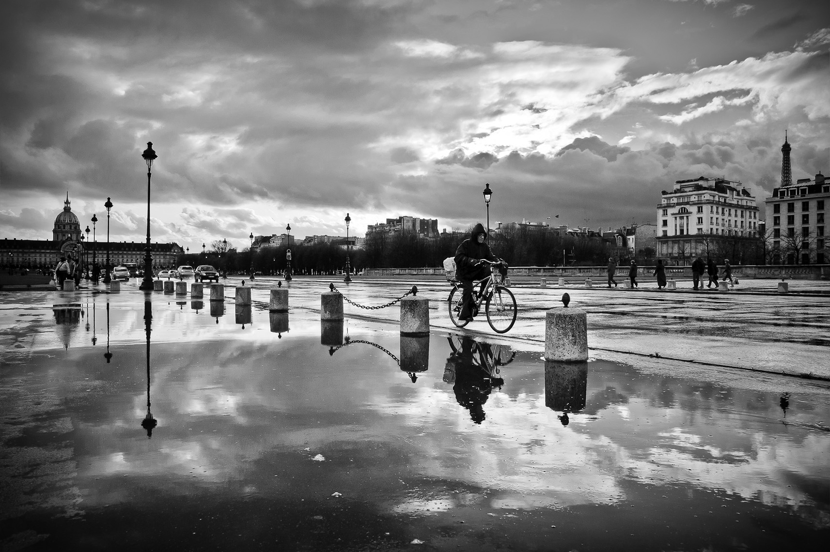 The cyclist of Place des Invalides_APF